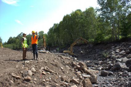 Crystal Payment and Phil Larson discuss the project at the Reservation River. All photos by Joe Friedrichs