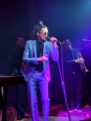 Cameron Kinghorn performs with Nooky Jones at Papa Charlie's. Photo by Will Moore