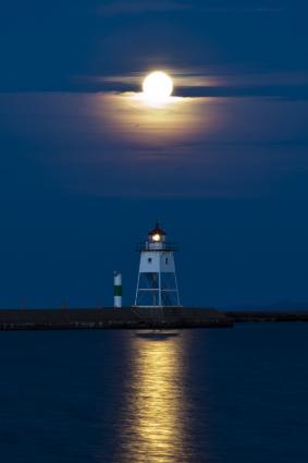 Moonset by Stephan Hoglund